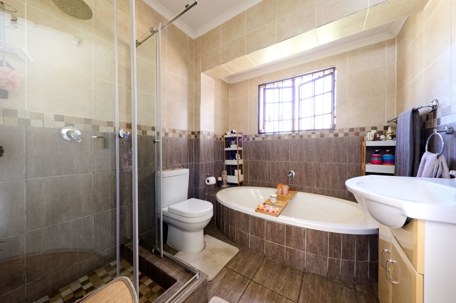 5 Bedroom Property for Sale in Noordwyk Gauteng
