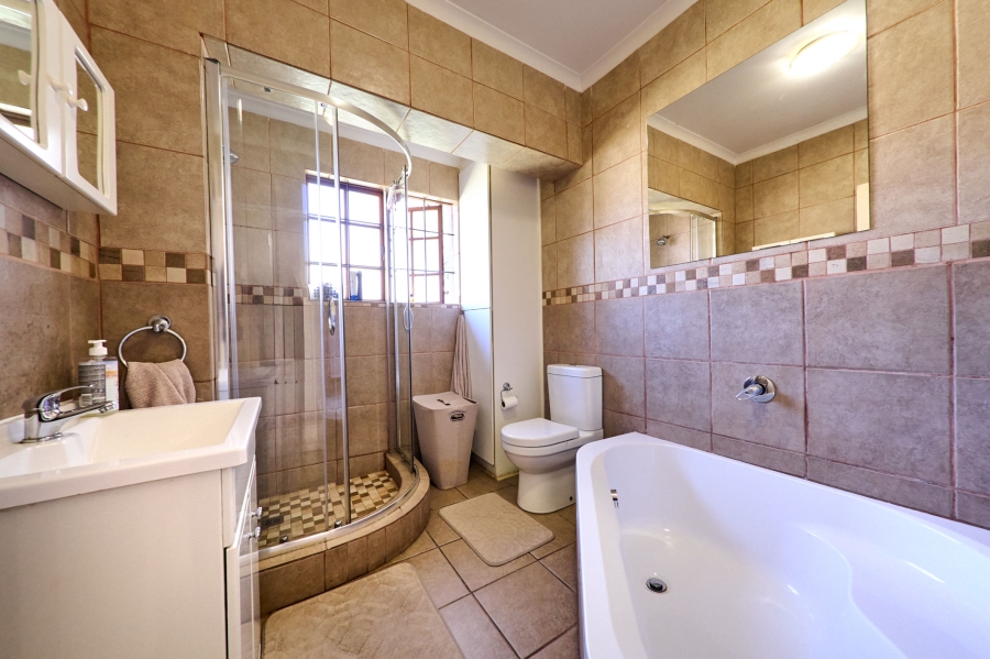 5 Bedroom Property for Sale in Noordwyk Gauteng