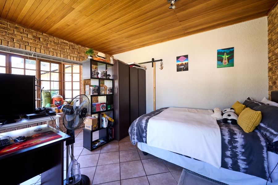 5 Bedroom Property for Sale in Noordwyk Gauteng