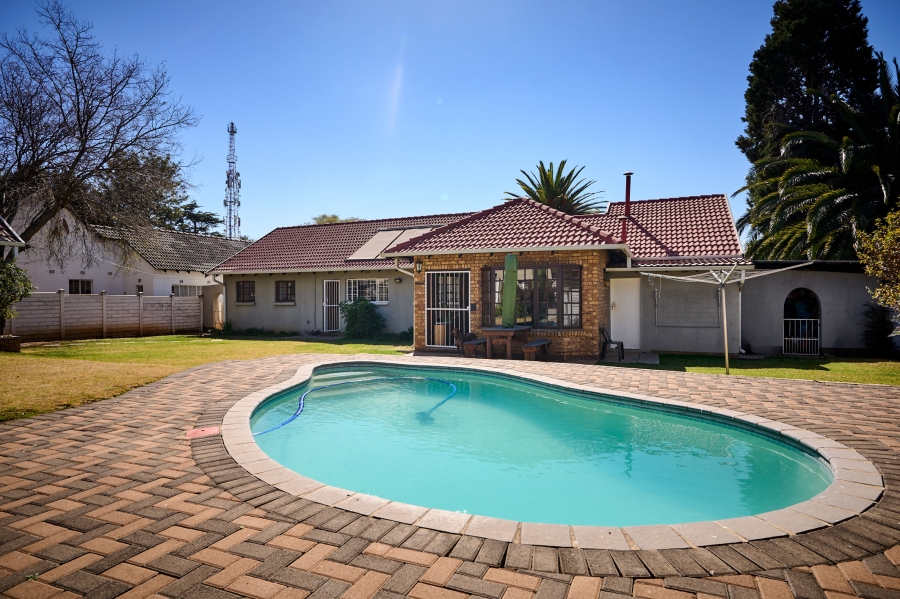 5 Bedroom Property for Sale in Noordwyk Gauteng