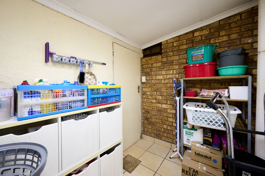5 Bedroom Property for Sale in Noordwyk Gauteng