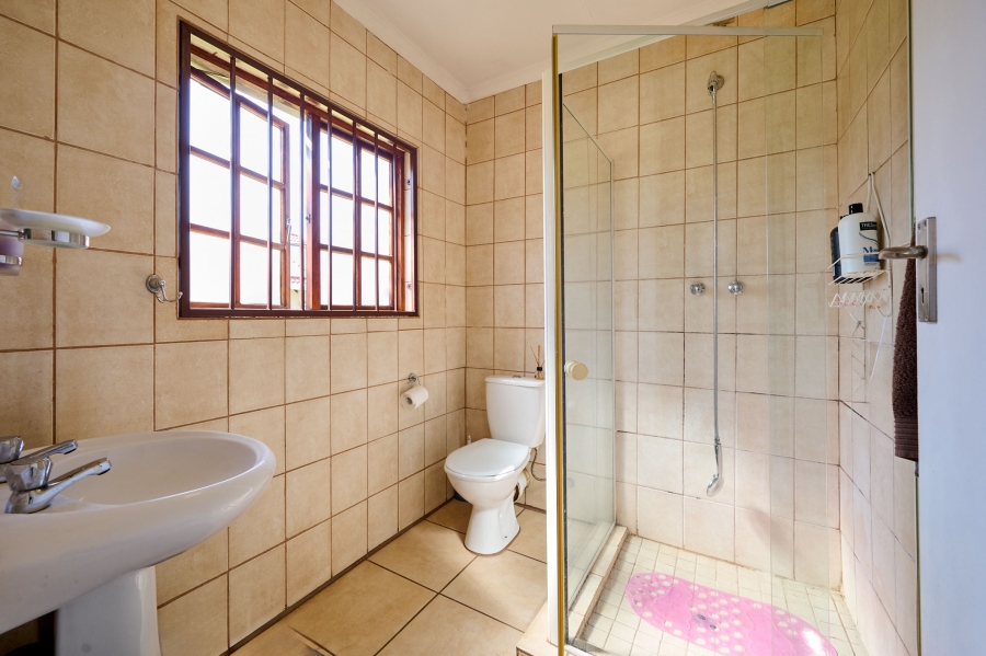 5 Bedroom Property for Sale in Noordwyk Gauteng