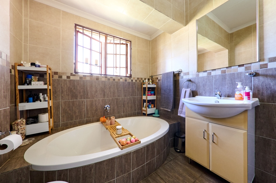 5 Bedroom Property for Sale in Noordwyk Gauteng