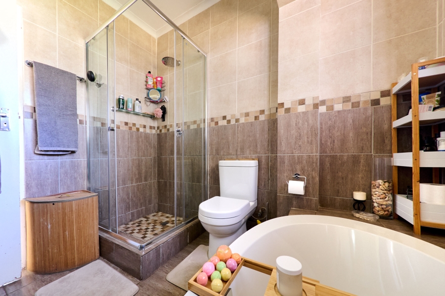 5 Bedroom Property for Sale in Noordwyk Gauteng