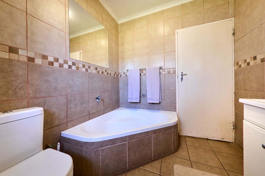 5 Bedroom Property for Sale in Noordwyk Gauteng