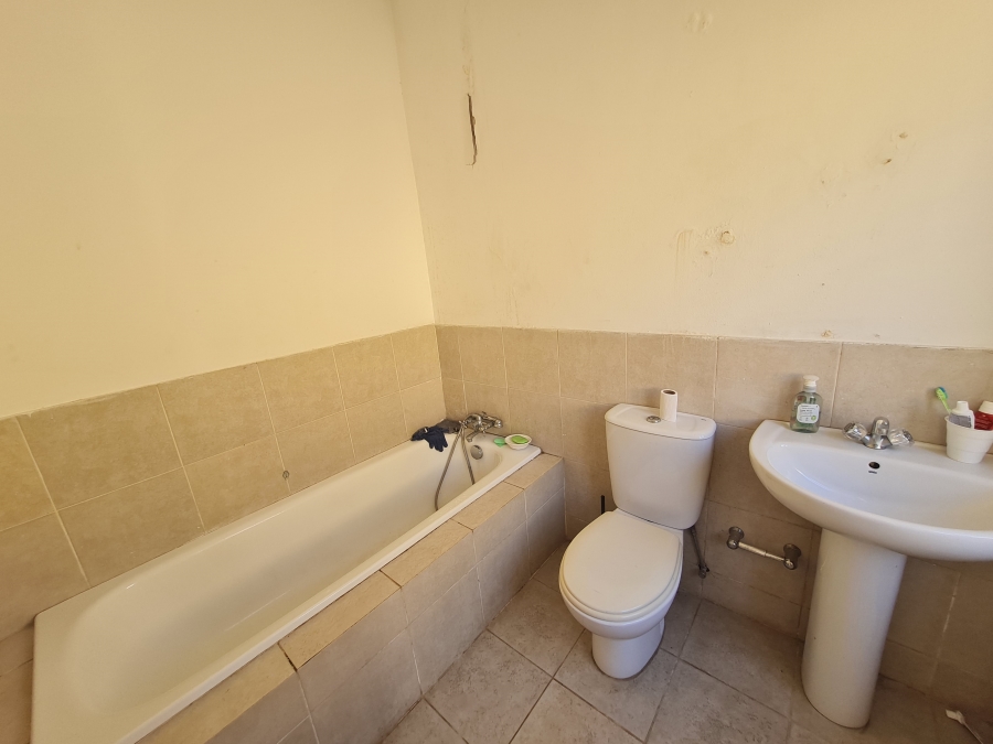 To Let 4 Bedroom Property for Rent in Sandhurst Gauteng