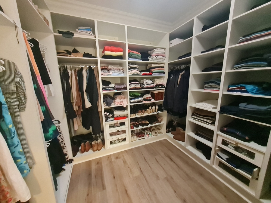 To Let 4 Bedroom Property for Rent in Sandhurst Gauteng