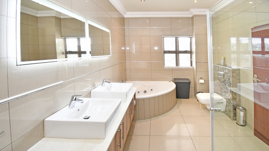 To Let 4 Bedroom Property for Rent in Blue Valley Golf Estate Gauteng
