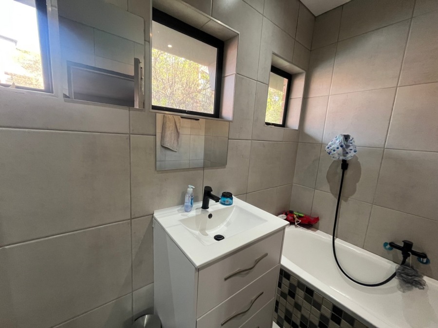 To Let 2 Bedroom Property for Rent in Atholl Gauteng