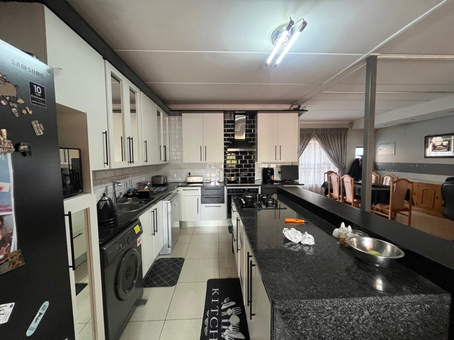 To Let 2 Bedroom Property for Rent in Atholl Gauteng