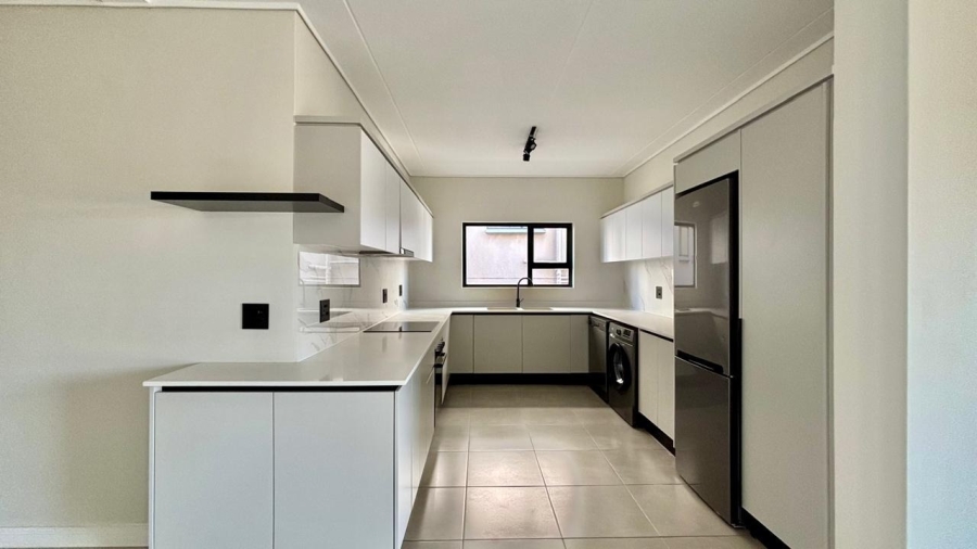 To Let 3 Bedroom Property for Rent in Waterfall Gauteng