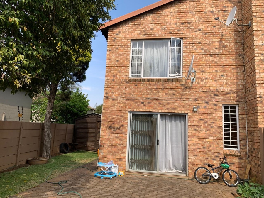 To Let 2 Bedroom Property for Rent in Sonneglans Gauteng