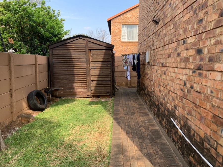 To Let 2 Bedroom Property for Rent in Sonneglans Gauteng