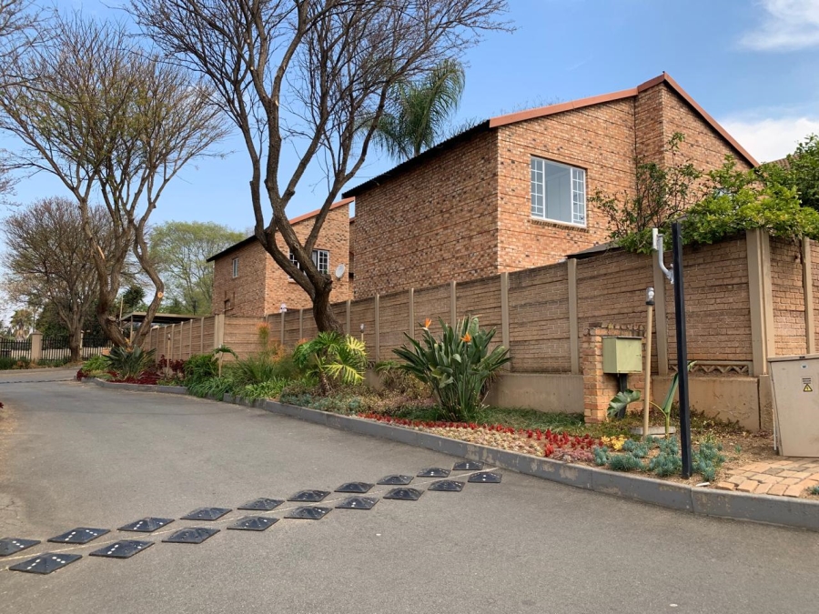 To Let 2 Bedroom Property for Rent in Sonneglans Gauteng