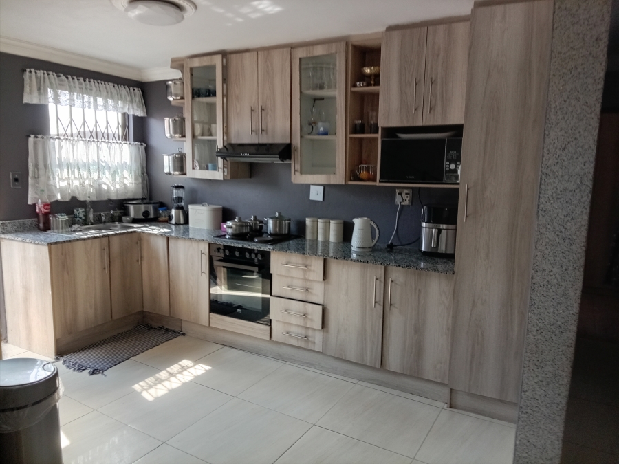 5 Bedroom Property for Sale in Lehae Gauteng