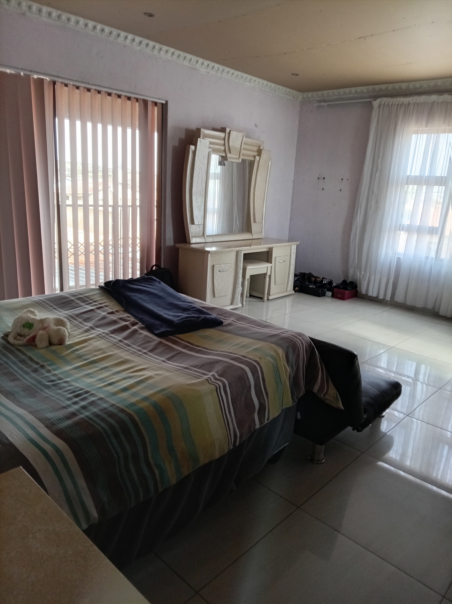 5 Bedroom Property for Sale in Lehae Gauteng