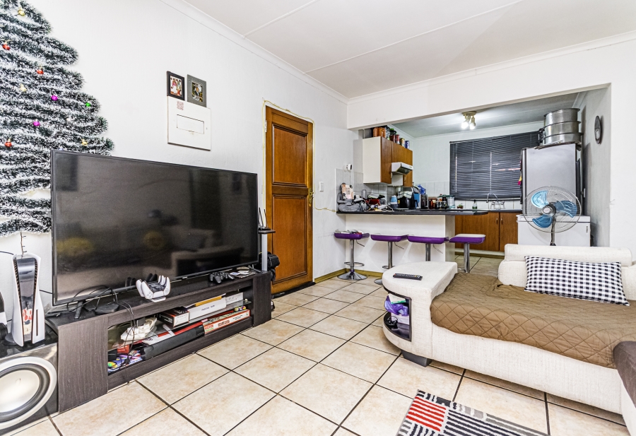 2 Bedroom Property for Sale in Die Hoewes Gauteng