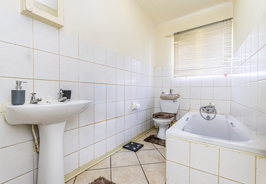 2 Bedroom Property for Sale in Die Hoewes Gauteng