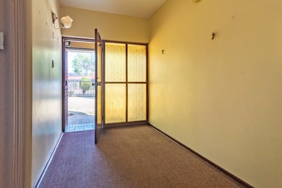 5 Bedroom Property for Sale in Witpoortjie Gauteng