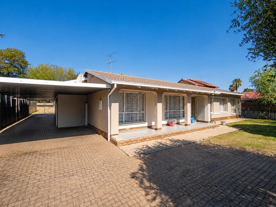 5 Bedroom Property for Sale in Brackendowns Gauteng