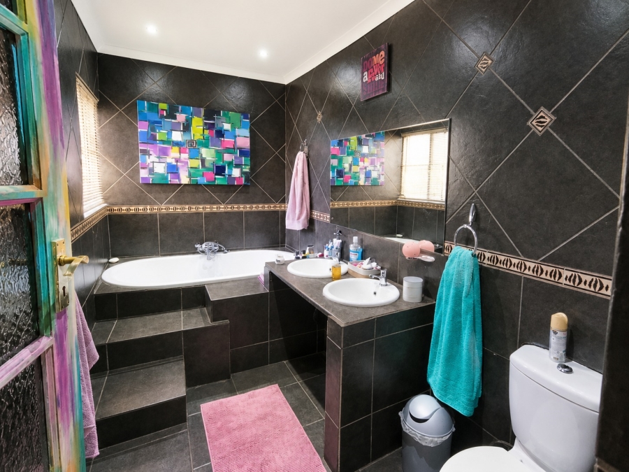 5 Bedroom Property for Sale in Brackendowns Gauteng