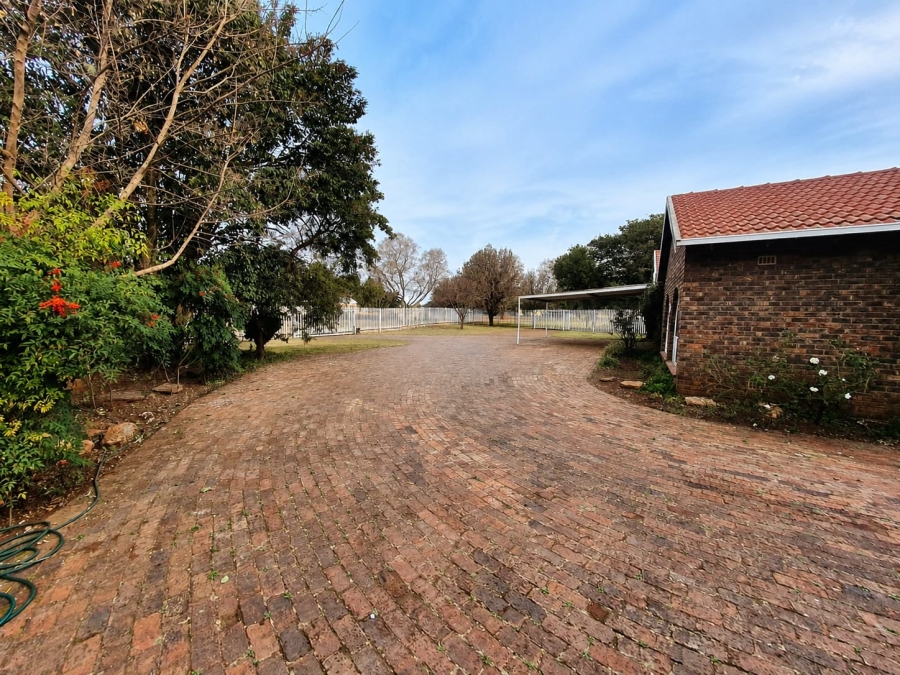 To Let 4 Bedroom Property for Rent in Golf Park Gauteng