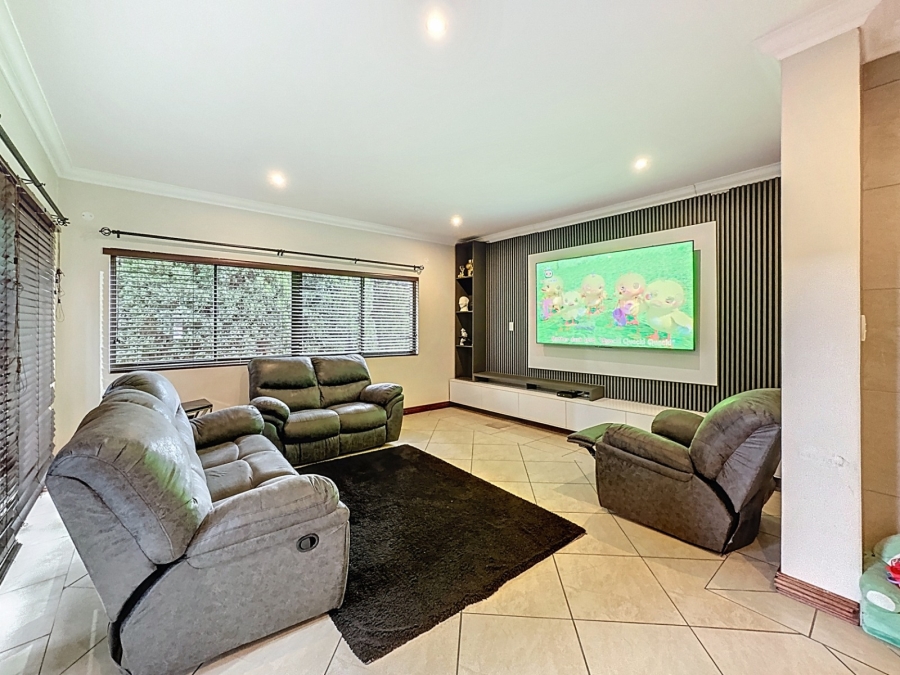To Let 4 Bedroom Property for Rent in Leeuwenhof Estate Gauteng