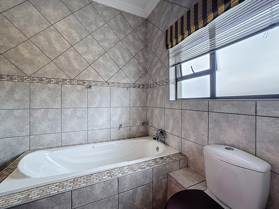 To Let 4 Bedroom Property for Rent in Leeuwenhof Estate Gauteng