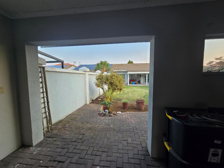 To Let 2 Bedroom Property for Rent in Three Rivers Proper Gauteng
