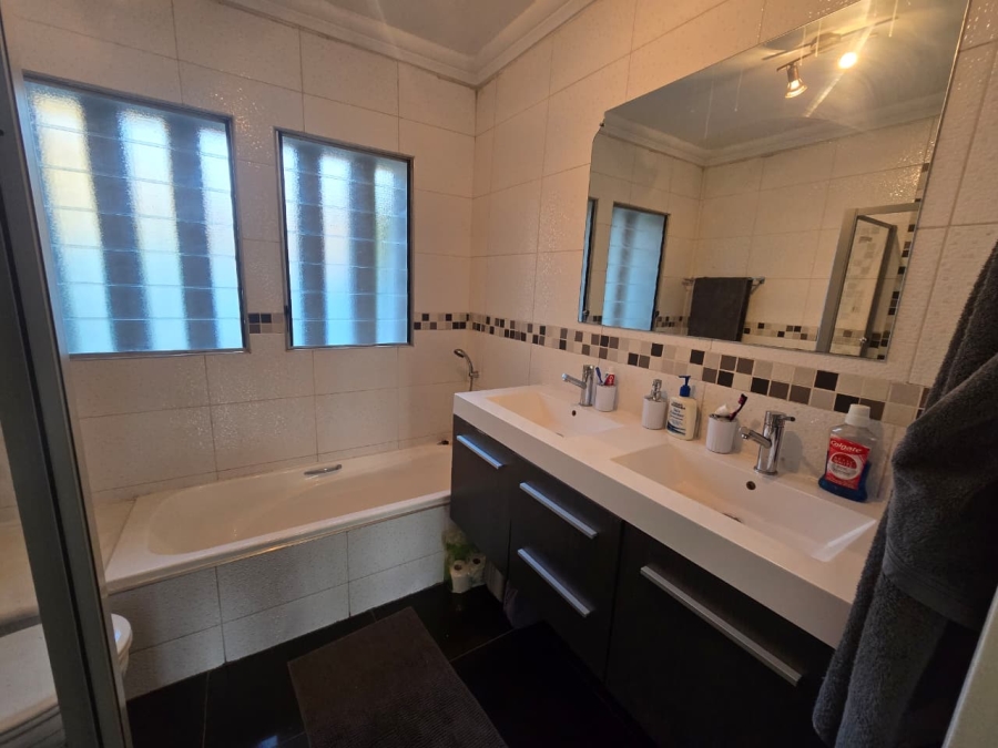 To Let 2 Bedroom Property for Rent in Three Rivers Proper Gauteng