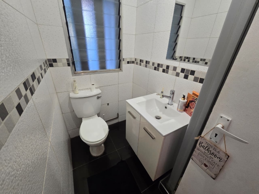 To Let 2 Bedroom Property for Rent in Three Rivers Proper Gauteng
