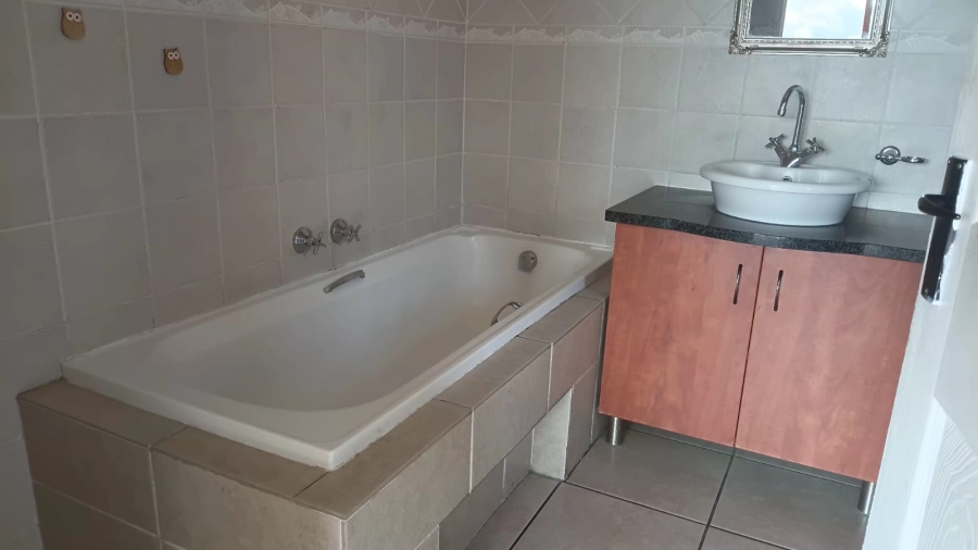 2 Bedroom Property for Sale in Sonneveld Gauteng