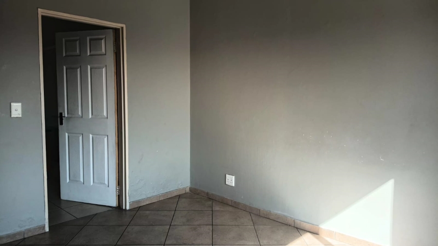 2 Bedroom Property for Sale in Sonneveld Gauteng