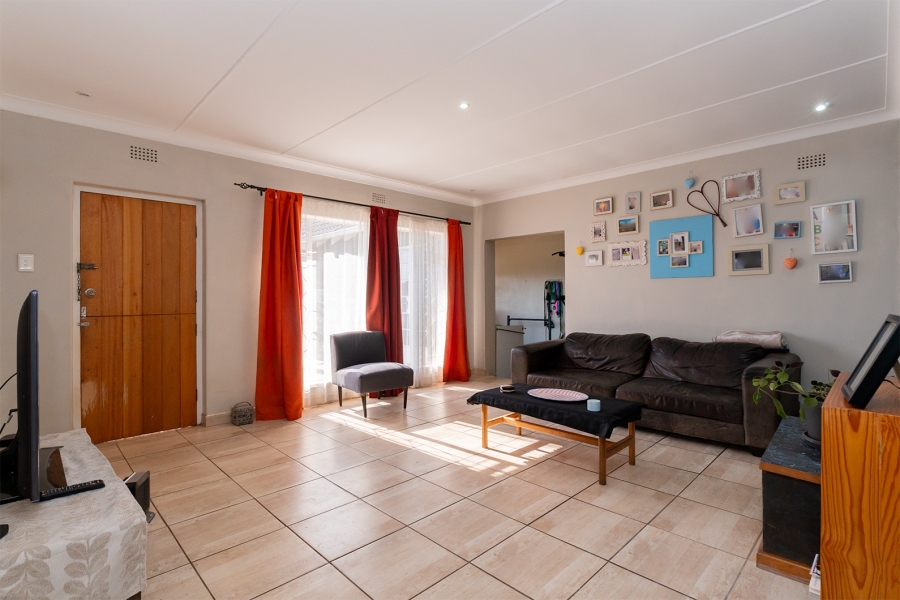 4 Bedroom Property for Sale in Buurendal Gauteng