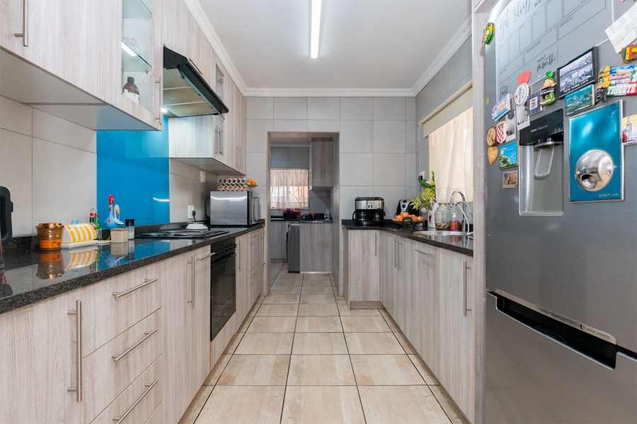 4 Bedroom Property for Sale in Buurendal Gauteng