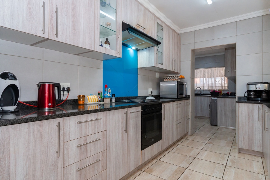 4 Bedroom Property for Sale in Buurendal Gauteng