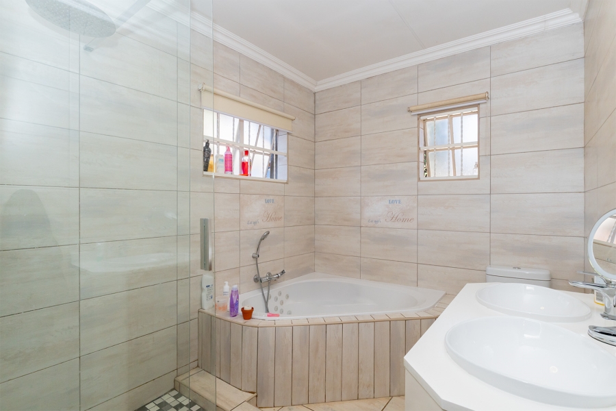4 Bedroom Property for Sale in Buurendal Gauteng