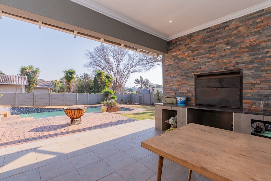 4 Bedroom Property for Sale in Buurendal Gauteng