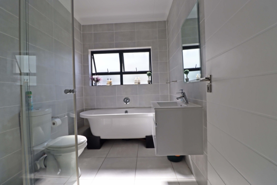 2 Bedroom Property for Sale in Crowthorne AH Gauteng