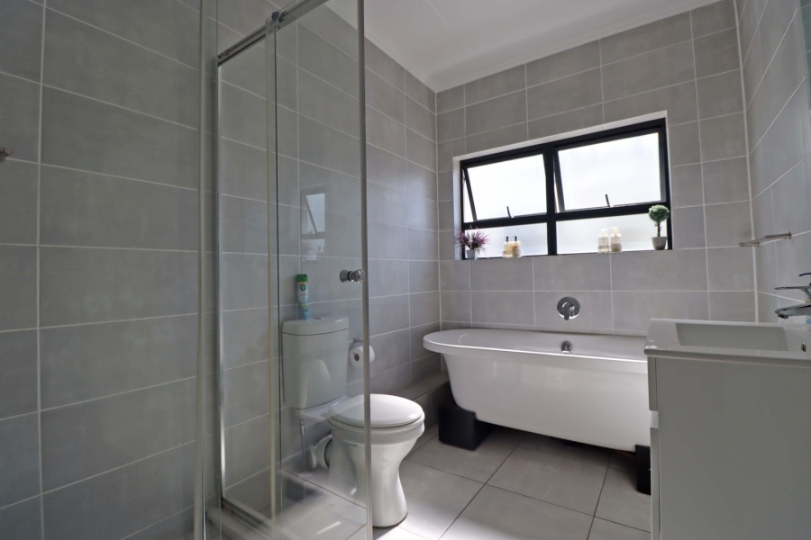 2 Bedroom Property for Sale in Crowthorne AH Gauteng
