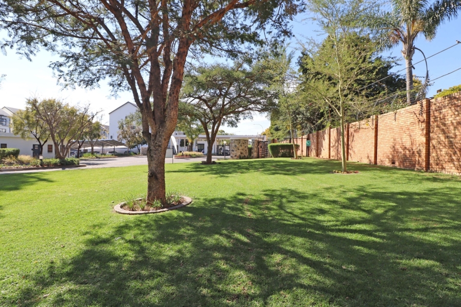 2 Bedroom Property for Sale in Crowthorne AH Gauteng