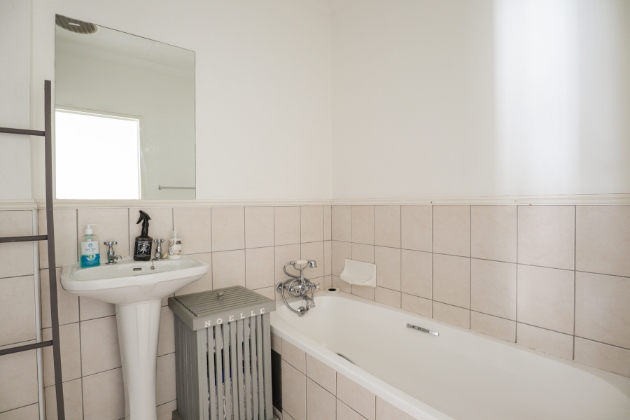 To Let 2 Bedroom Property for Rent in Magaliessig Gauteng