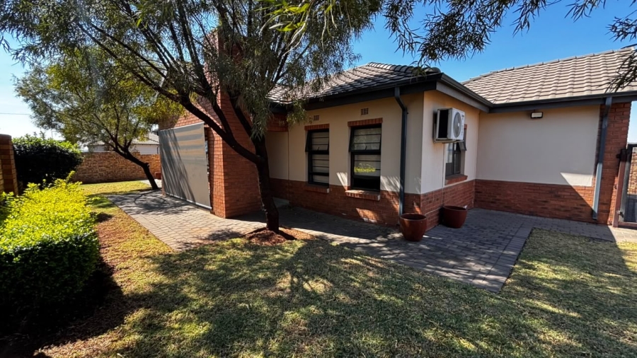 3 Bedroom Property for Sale in Clayville Gauteng