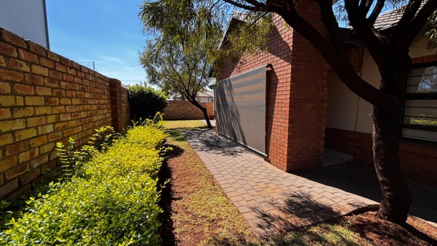 3 Bedroom Property for Sale in Clayville Gauteng