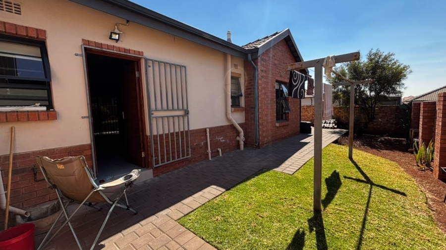 3 Bedroom Property for Sale in Clayville Gauteng