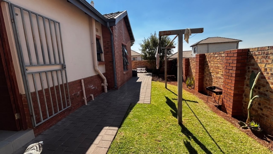 3 Bedroom Property for Sale in Clayville Gauteng