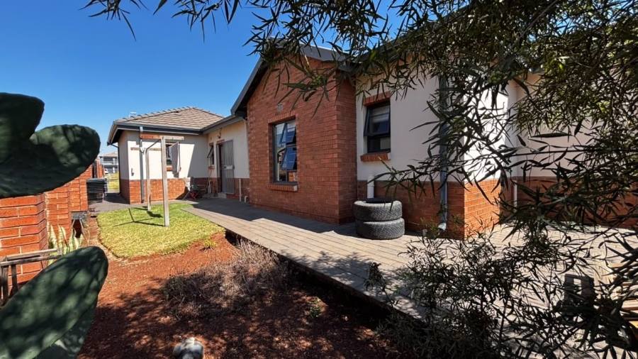 3 Bedroom Property for Sale in Clayville Gauteng