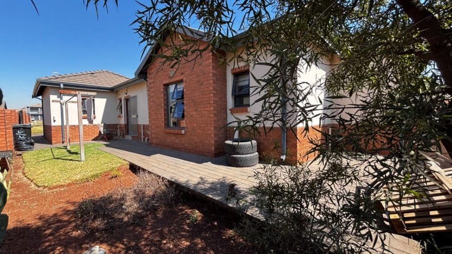3 Bedroom Property for Sale in Clayville Gauteng