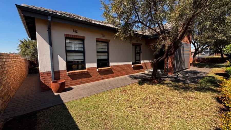 3 Bedroom Property for Sale in Clayville Gauteng