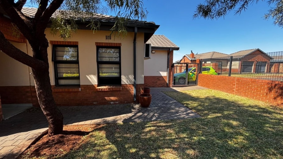 3 Bedroom Property for Sale in Clayville Gauteng